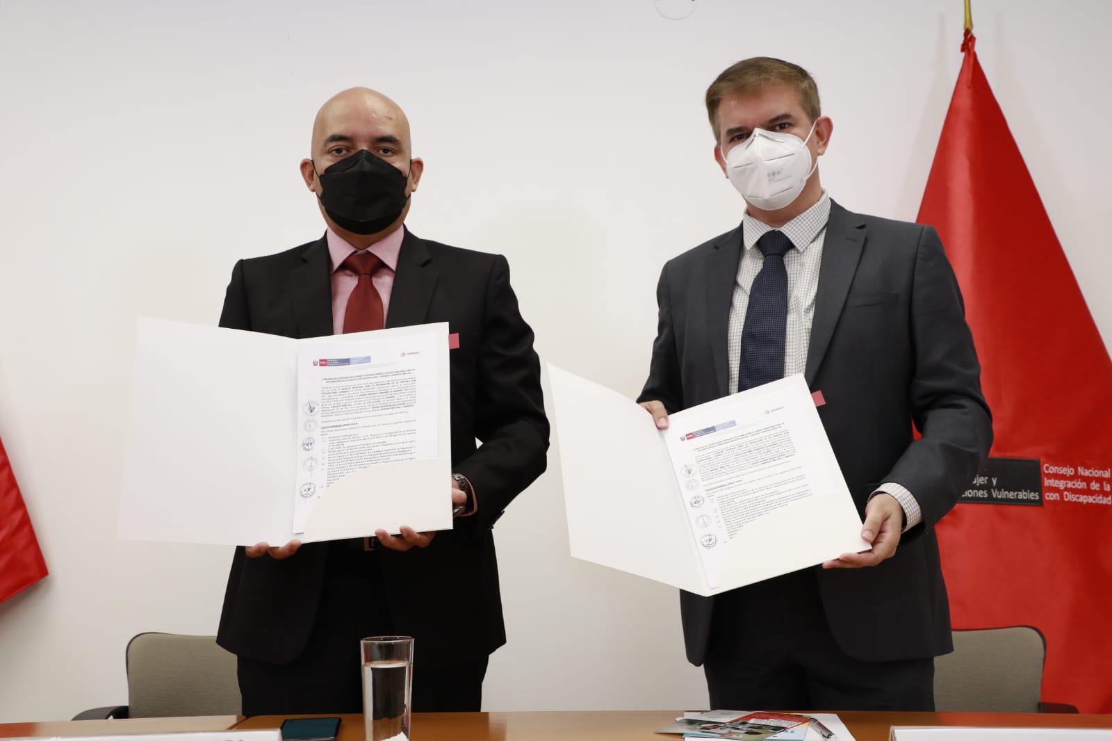 Fotografía del presidente del conadis junto al representante de Amdocs Perú enseñando el convenio