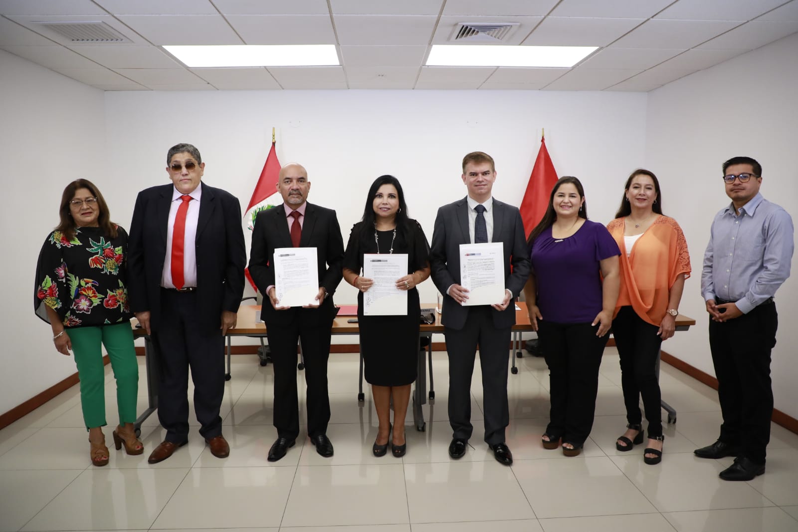Fotografía del presidente del conadis, representante de Amdocs Perú y Fundación Telefónica junto con otras autoridades de las instituciones presentes