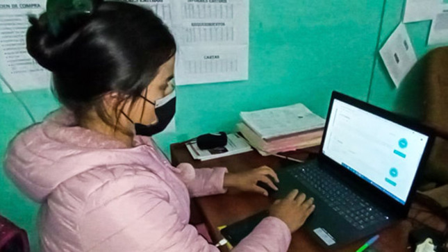 Estudiante frente a su laptop