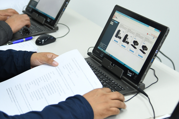 Foto de la pantalla de una computadora en la que se aprecia un catálogo electrónico