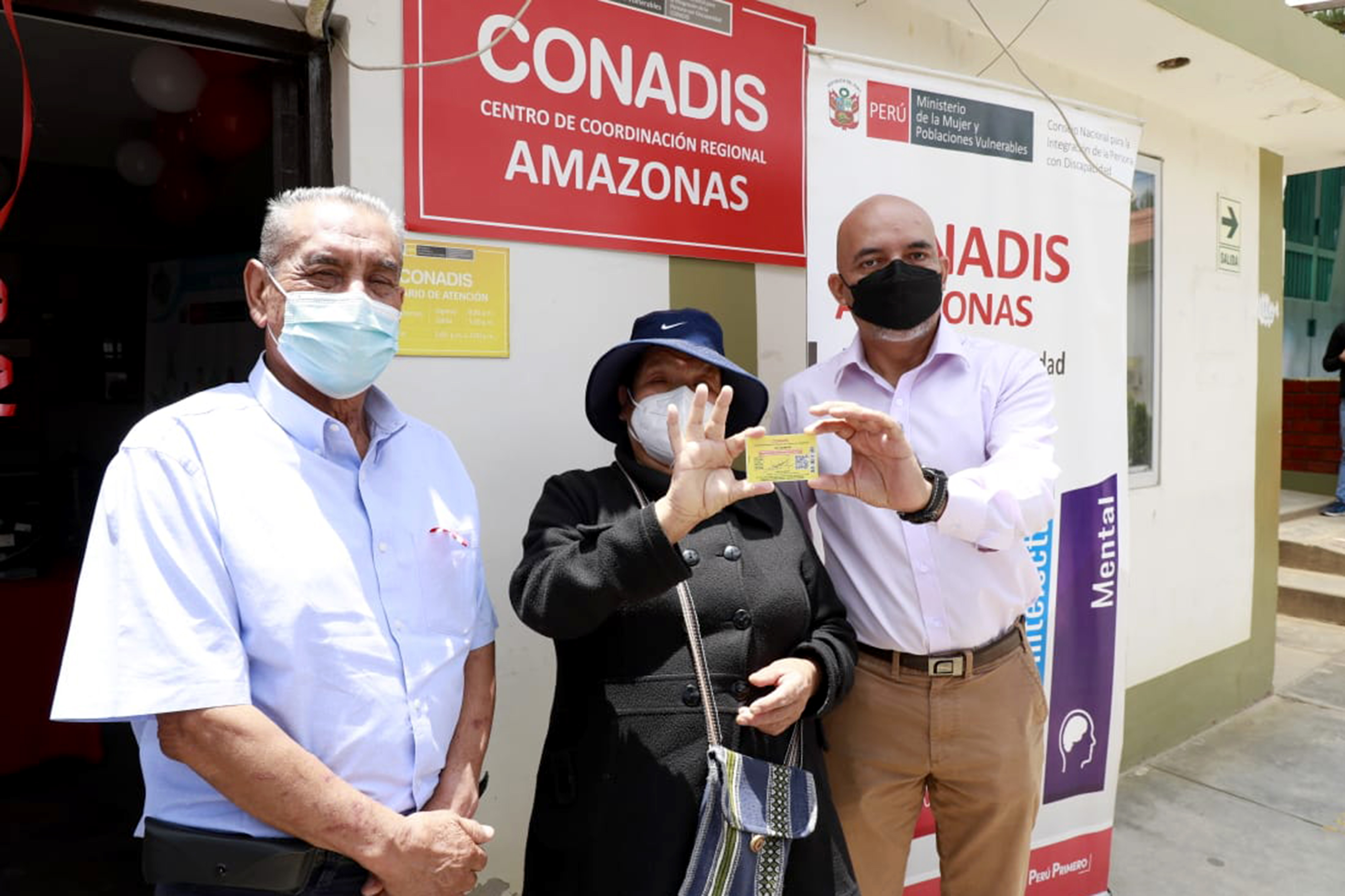 Fotografía del presidente del conadis junto al regidor de amazonas y una señora enseñando su carnet amarillo del conadis