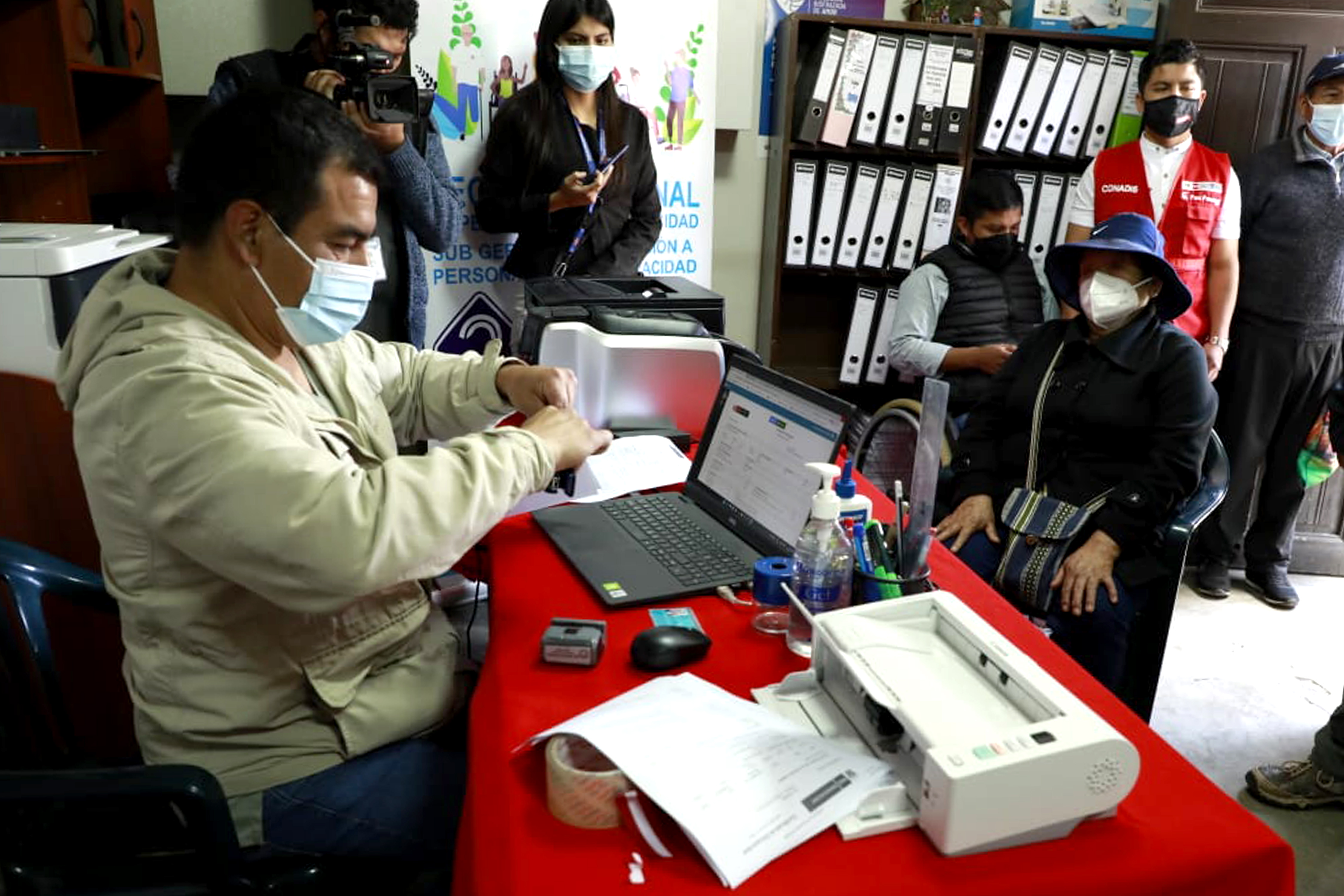 Fotografía de un señor haciendo el carnet de conadis dentro de la omaped de amazonas