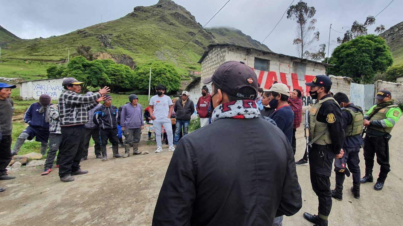 Personas reunidas coordinando búsqueda