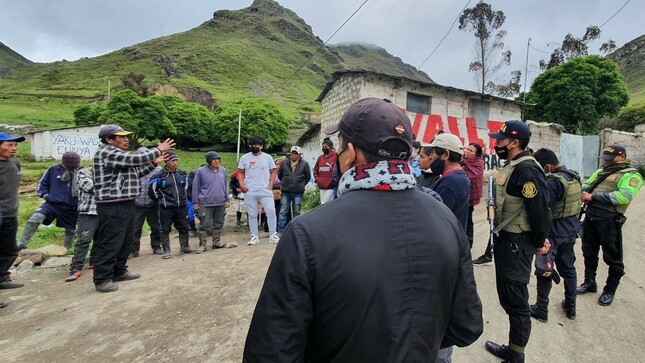 Personas reunidas coordinando búsqueda 