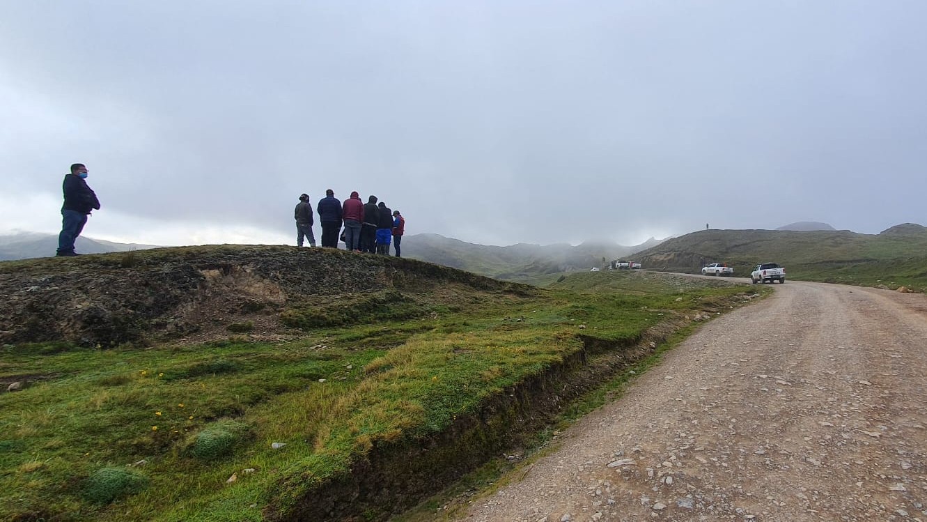 Personas buscando en campo