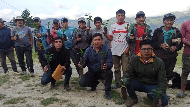 Agricultores reciben plantones de café en Lucmar.