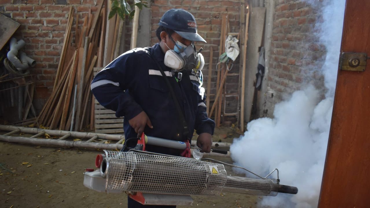 Fumigan más de 2400 viviendas para combatir el dengue en la región Piura