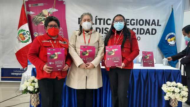 Fotografía de la asesora del Conadis, Gabriela Picho Farfán, la coordinadora regional del Conadis Pasco, Sonia Faustino García, la directora de Oredis, Jenny Sarmiento Salazar, la coordinadora de la dirección de políticas en discapacidad del Conadis, Laura Ruiz Pimentel. 