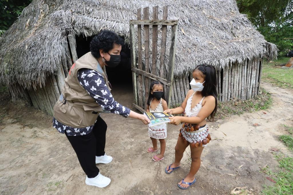 Ministerio de Cultura visitó la comunidad Bora de San Cirilo en Loreto para entregar un lote de libros