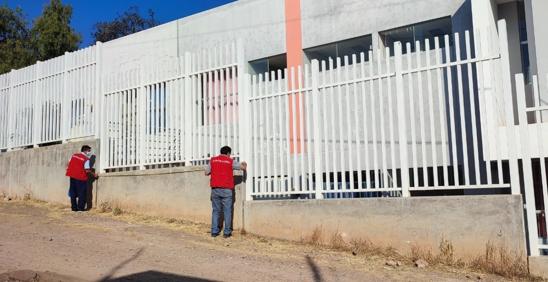 Fotografía de auditores inspeccionando el Centro de Salud de Luricocha