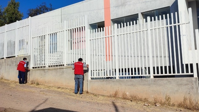 Fotografía de auditores inspeccionando el Centro de Salud de Luricocha