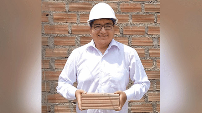 Antony muestra un ladrillo a la cámara