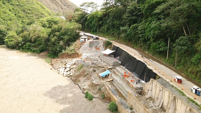 Fotografía del muro de contención en el puente Pavayoc, en el distrito de Santa Ana, provincia de La Convención, en el Cusco.