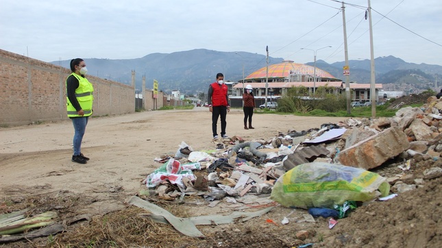 Fotografía de auditores y monitores ciudadanos de control realizando una veeduría.