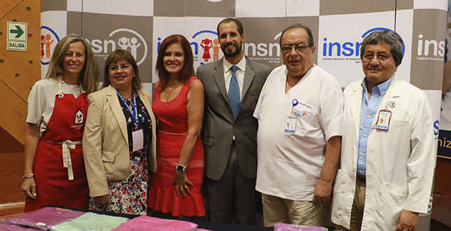 La ministra de Salud, Zulema Tomás, aparece junto a la vicepresidenta de la República, Mercedes Aráoz, y otras personas.