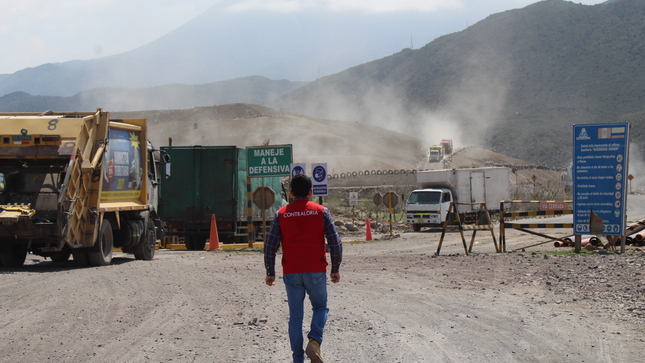 Auditores de Contraloría durante supervisión de relleno sanitario en la zona de Quebrada Honda, en Arequipa