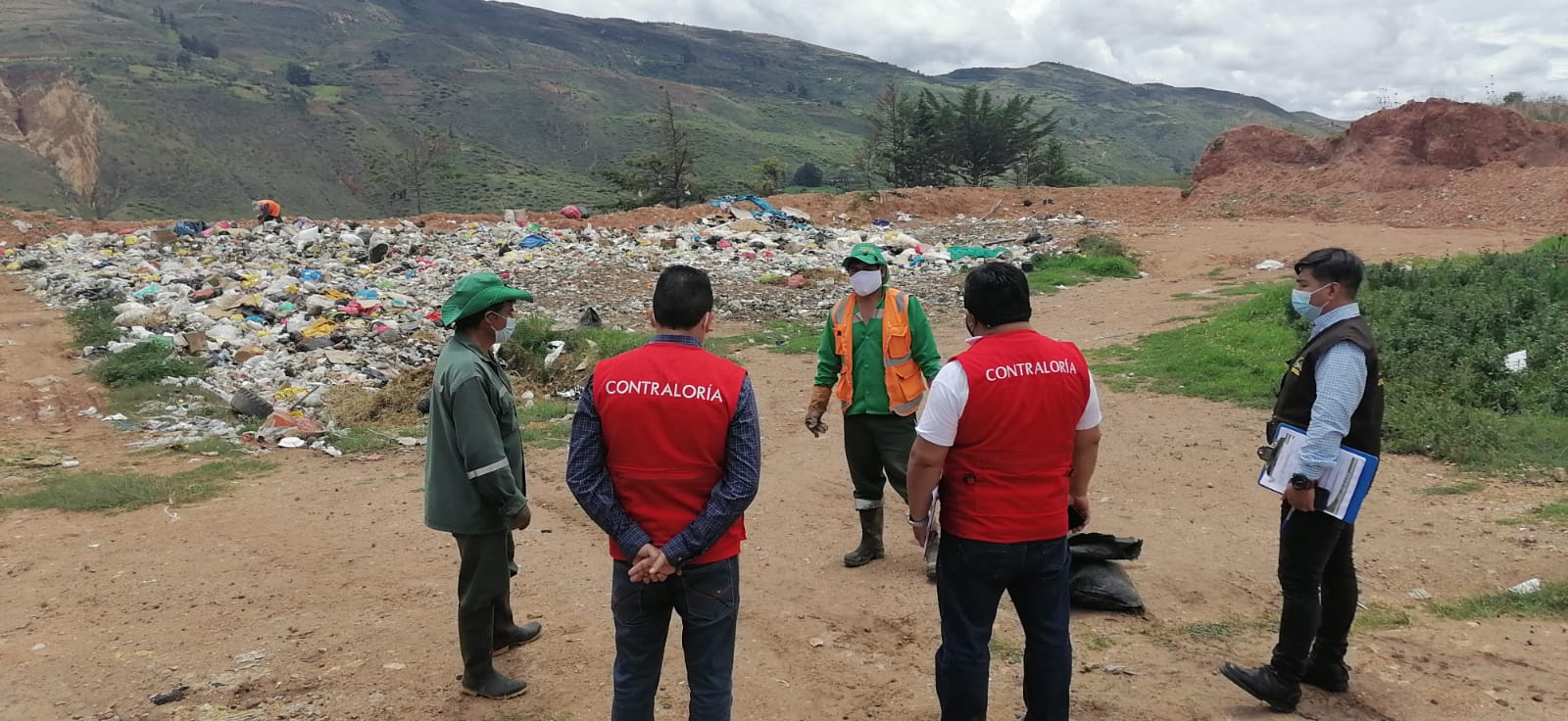 En Cajamarca, auditores recopilan información sobre gestión municipal de residuos sólidos.