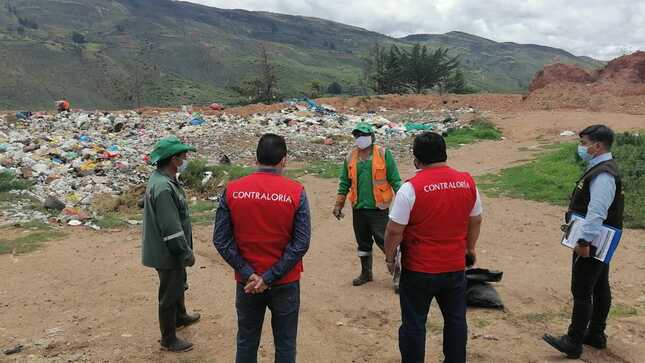 En Cajamarca, auditores recopilan información sobre gestión municipal de residuos sólidos.