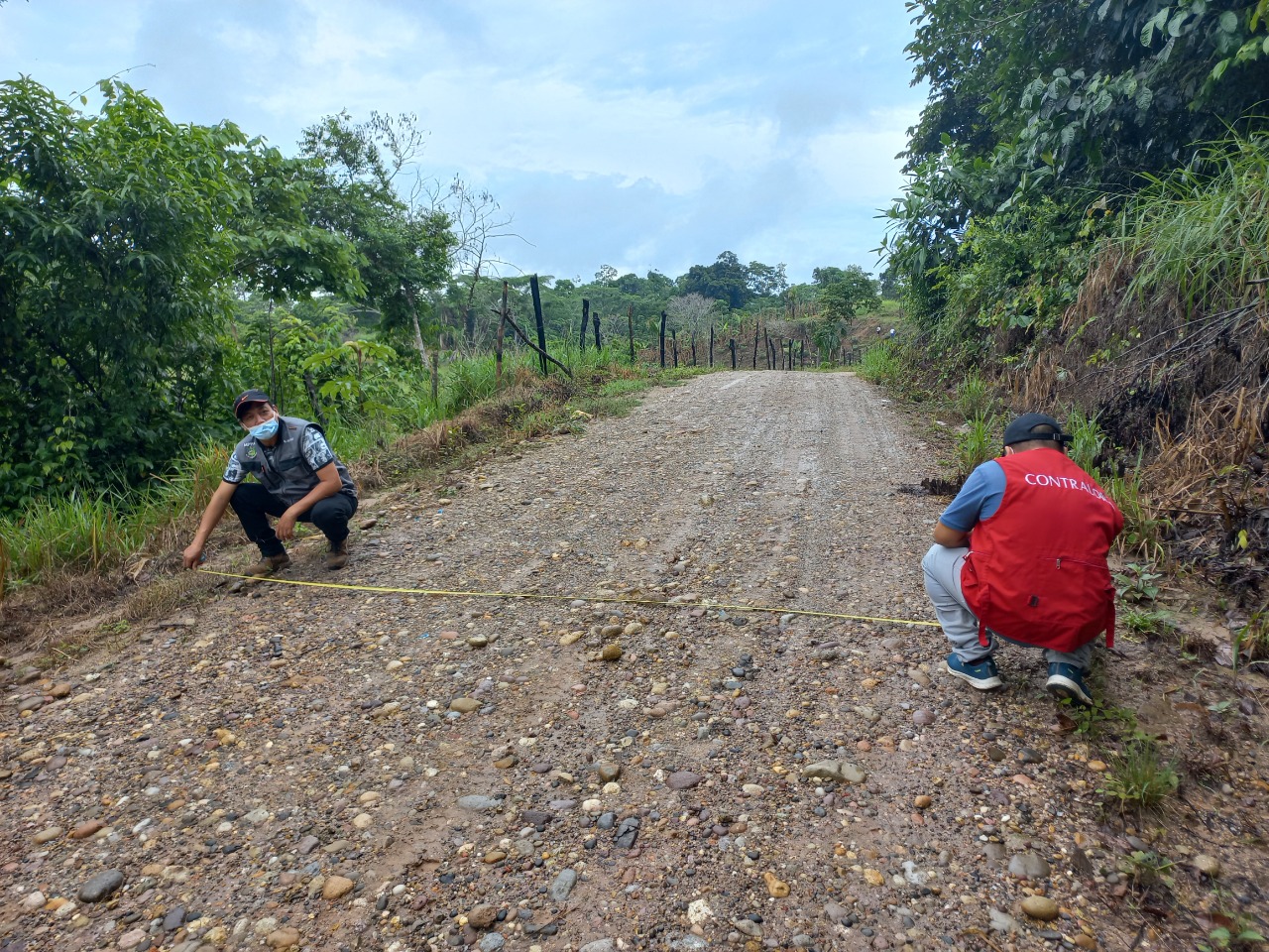 Auditores durante inspección de camino vecinal en la provincia de Padre Abad