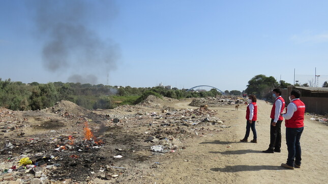 Auditores realizan visita de control a punto crítico de residuos sólidos en margen izquierda del río Piura, por operativo de limpieza pública