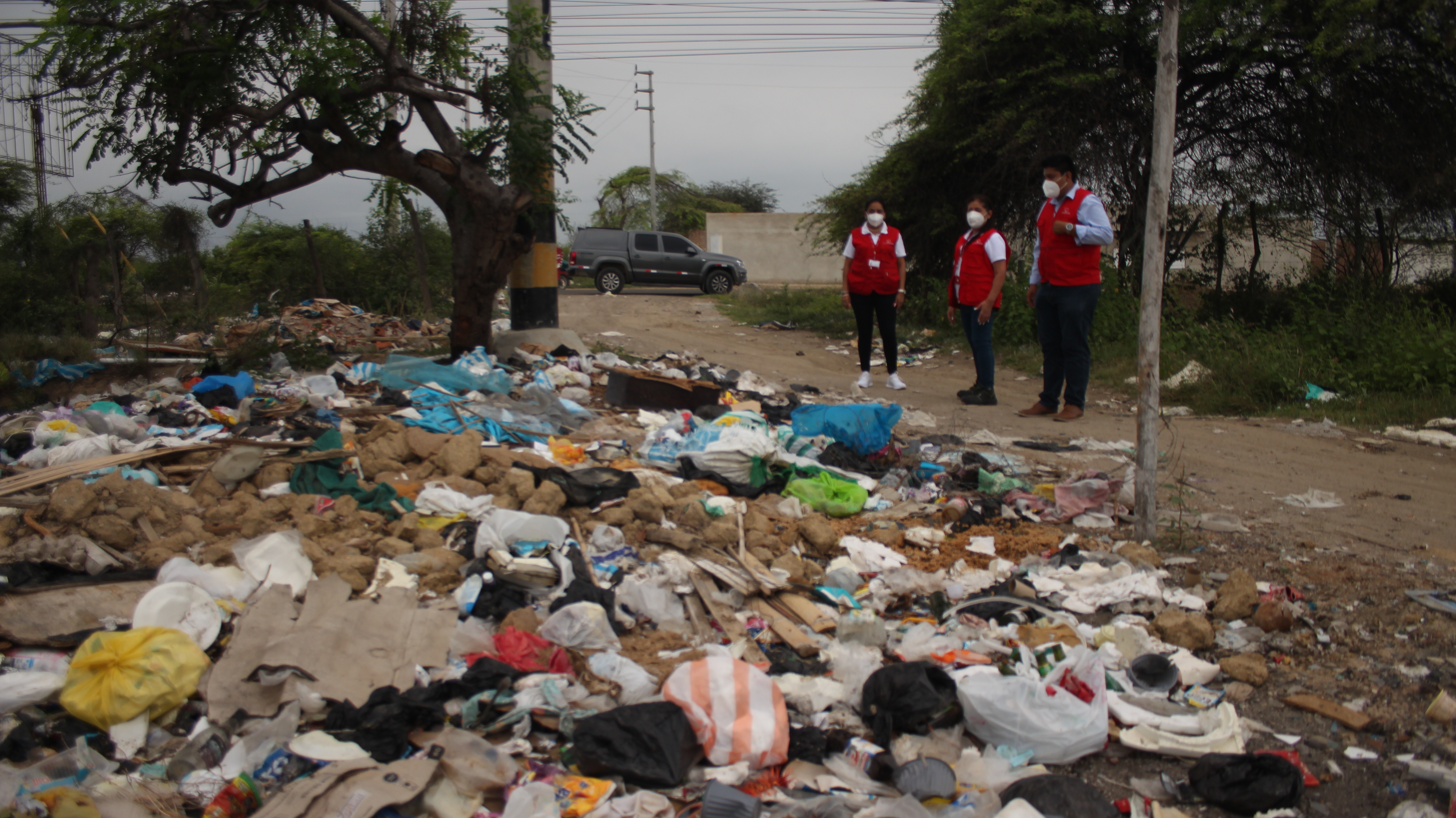 En Tumbes, auditores inspeccionan un punto crítico con presencia de residuos sólidos durante el operativo de limpieza pública.