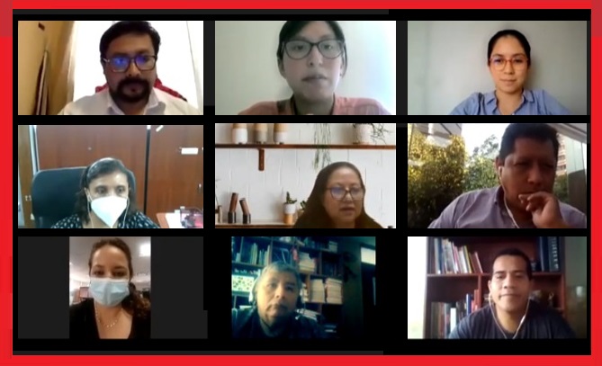 Presentación de varias personas enmarcadas en una pantalla donde via zoom reciben una capacitación se ven solo caritas en un fondo negro con borde rojos.