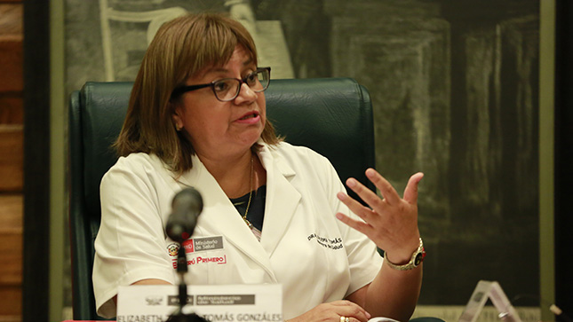 Foto donde aparece la Ministra de Salud sentada
