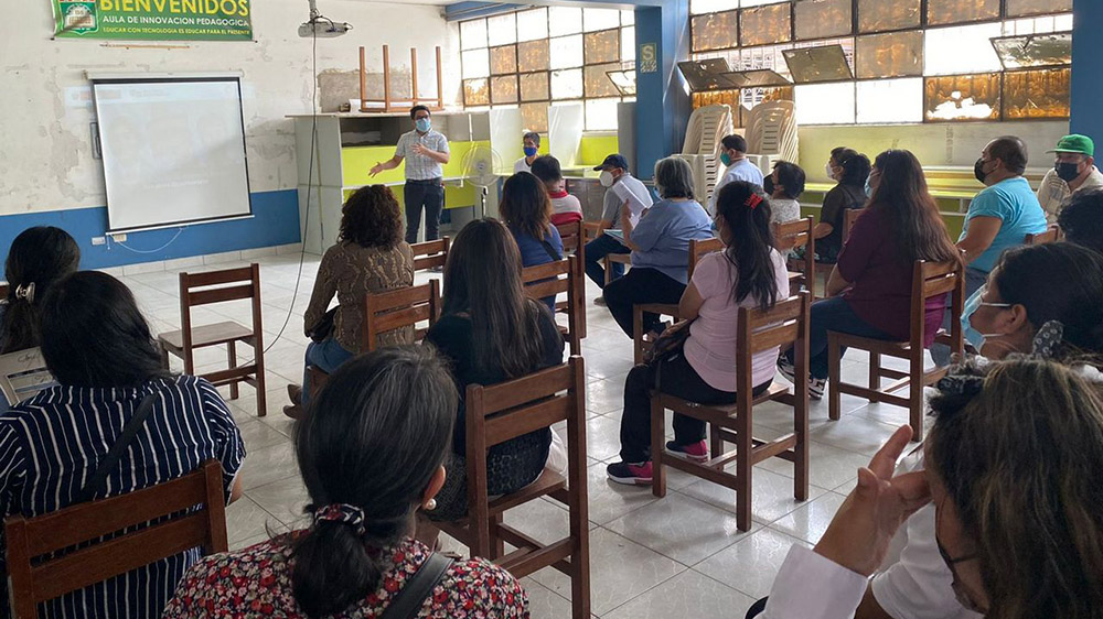 Se informa avances a comunidad educativa de la IE 0159 10 de Octubre de San Juan de Lurigancho