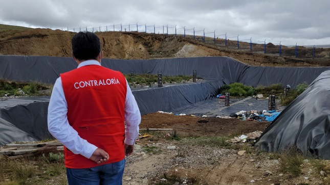 En el botadero de Paca, en la región Junín, auditores verifican la gestión de residuos sólidos.