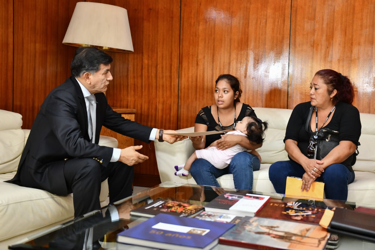 Ministro del Interior recibió a viuda e hija de policía fallecido en Piura y les entregó la resolución que lo asciende póstumamente.