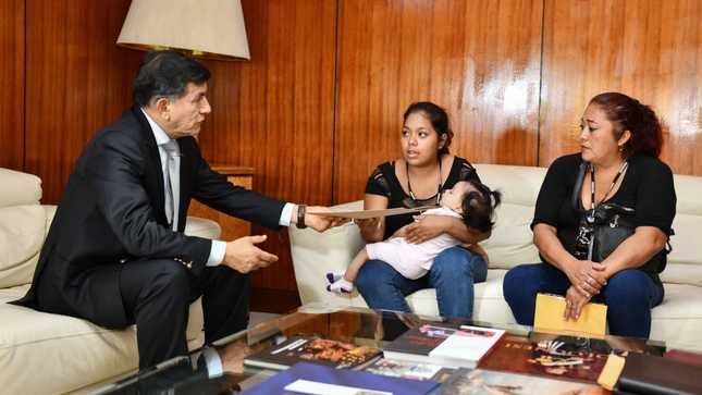 Ministro del Interior recibió a viuda e hija de policía fallecido en Piura y les entregó la resolución que lo asciende póstumamente.