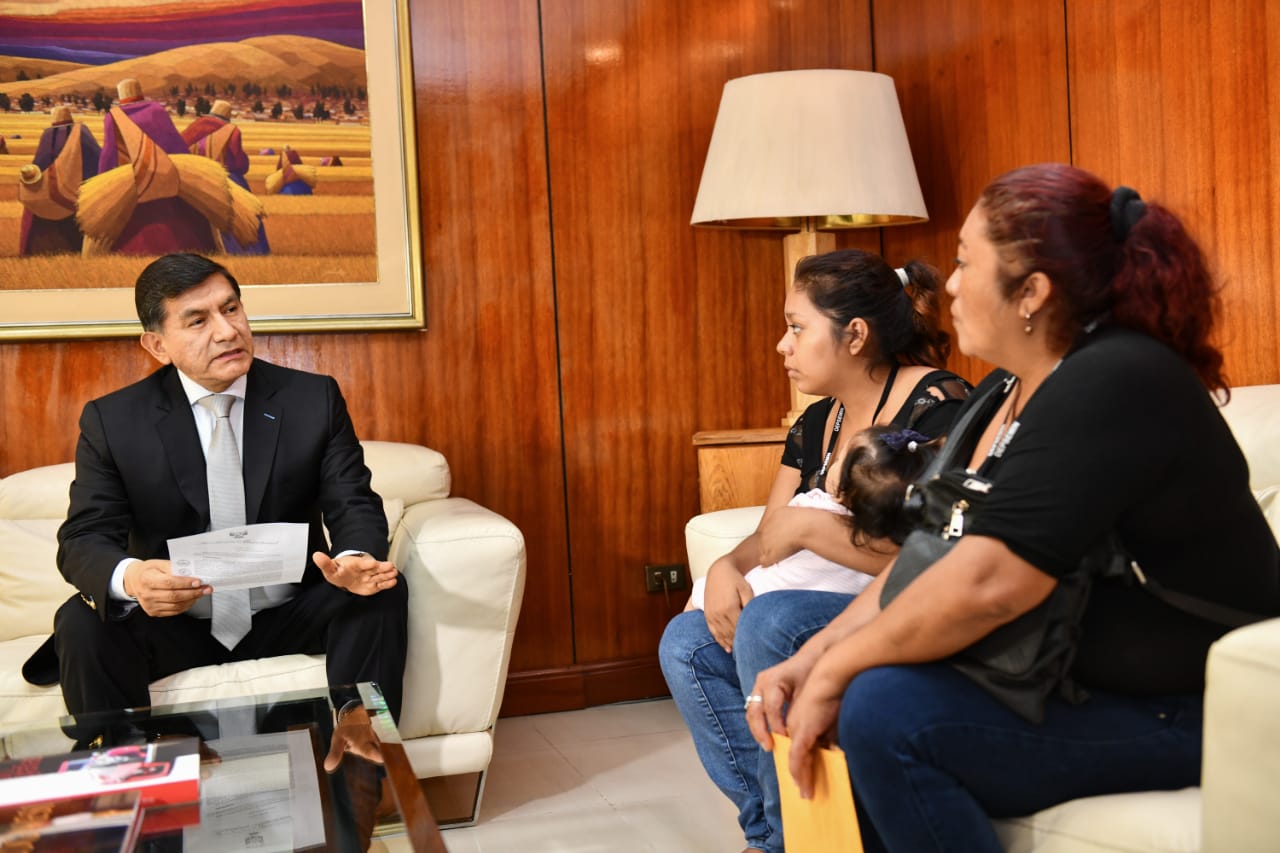 Ministro del Interior recibió a viuda e hija de policía fallecido en Piura y les entregó la resolución que lo asciende póstumamente.