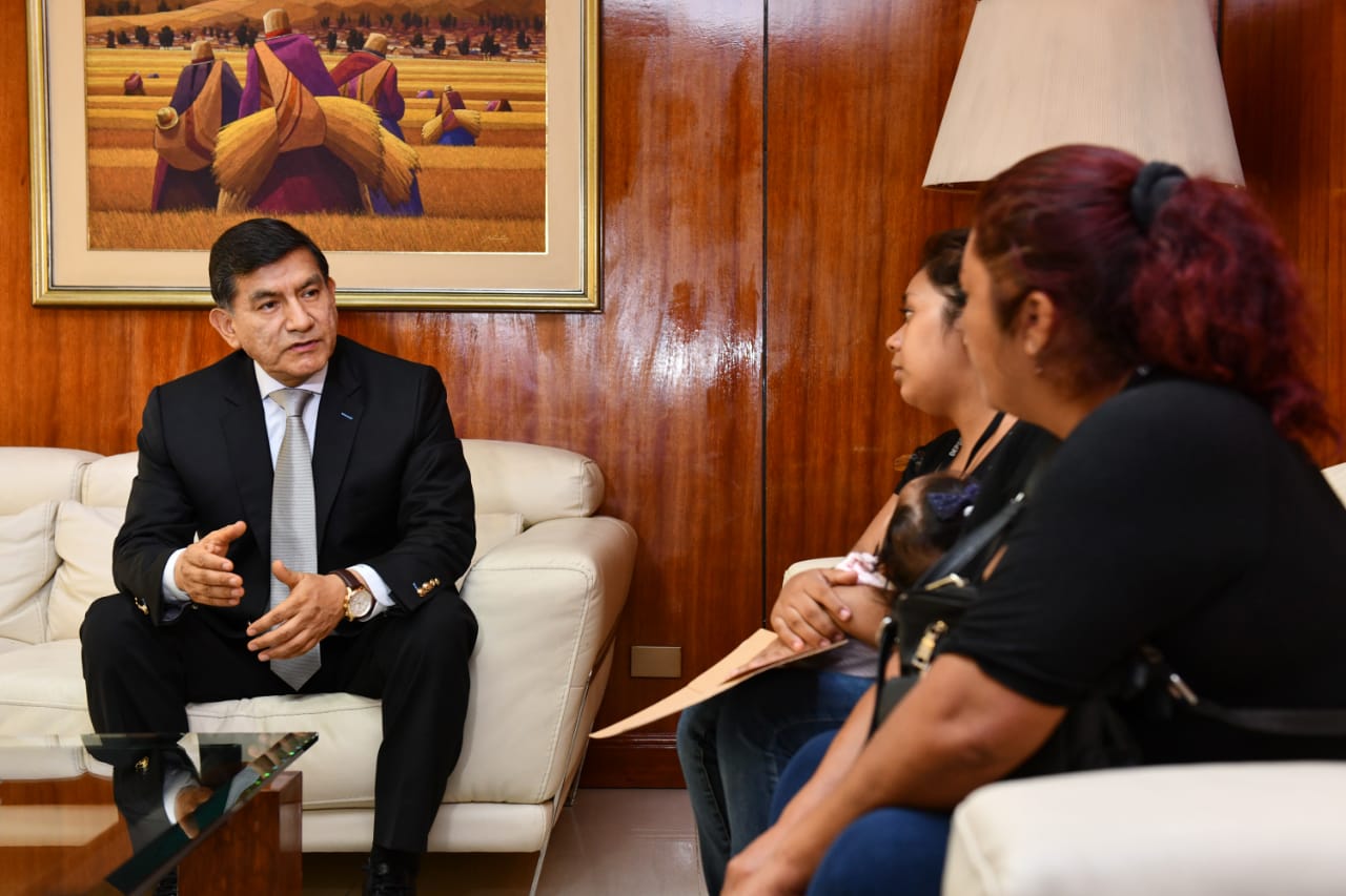 Ministro del Interior recibió a viuda e hija de policía fallecido en Piura y les entregó la resolución que lo asciende póstumamente.