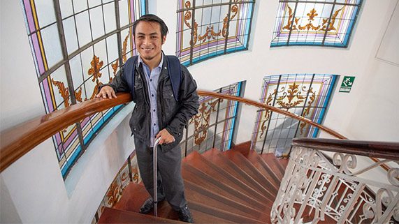 Joven con discapacidad mira a la cámara