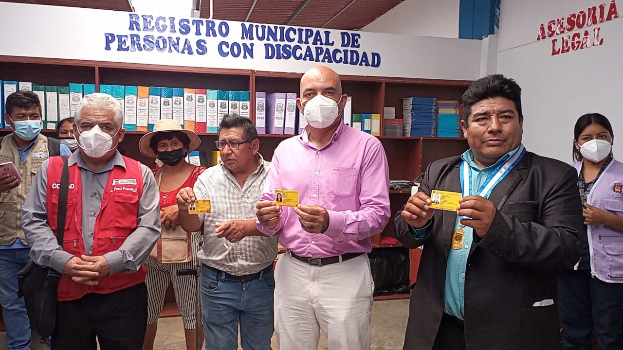 Fotografía del presidente del conadis mostrando el carnet recien emitido por la omaped de trujillo