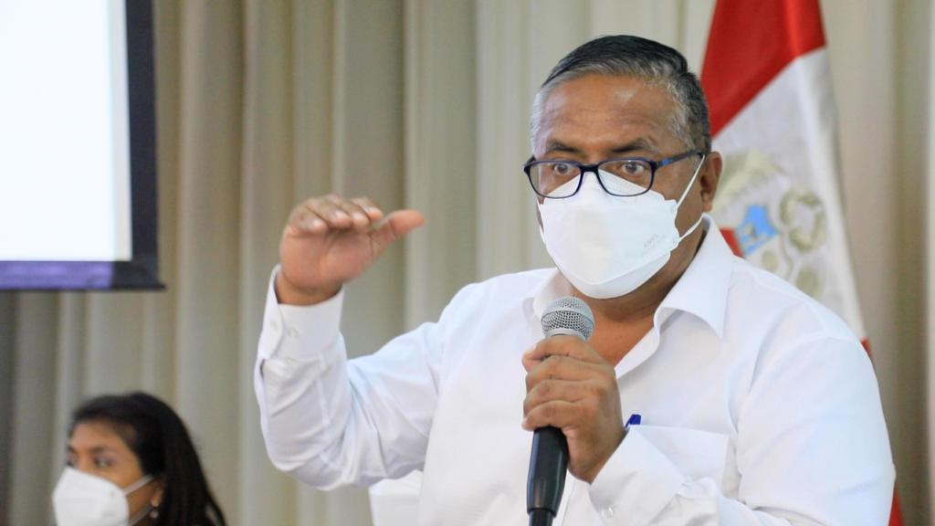 Ministro Condori sostiene compromiso de reforzar proceso de vacunación contra la COVID-19