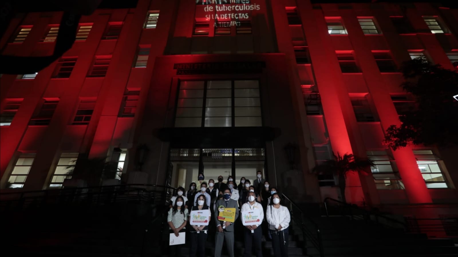 Minsa se iluminó de rojo por el Día Mundial de la Lucha contra la Tuberculosis