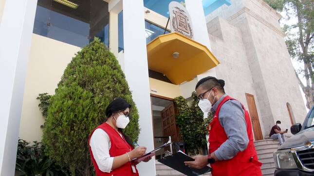 Auditores de la Contraloría en el frontis de la Municipalidad Provincial de Mariscal Nieto