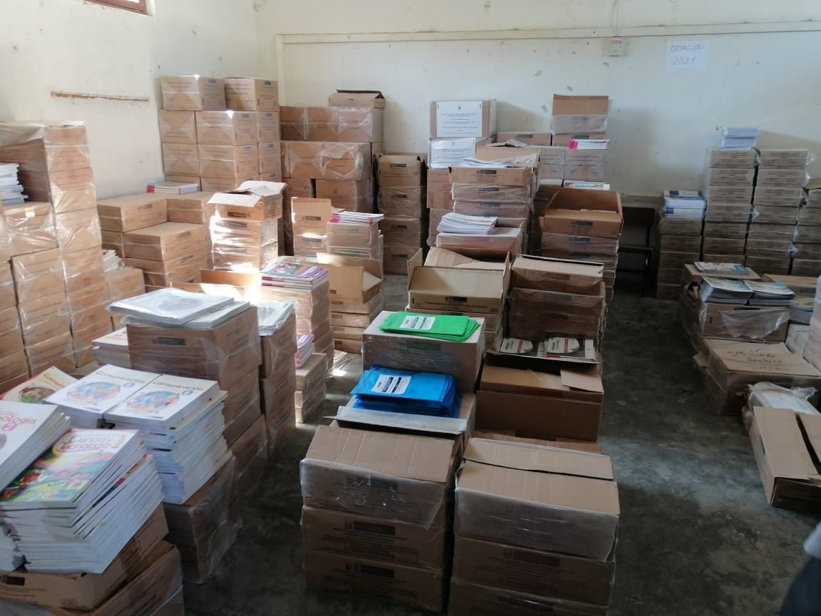 Material educativo en almacén de la UGEL en Piura.