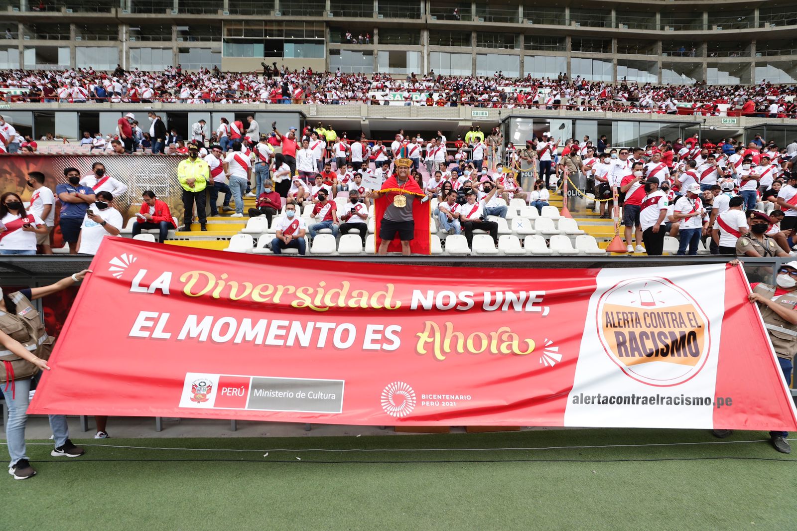 Banderolazo por un Perú Intercultural fue promovido por el Ministerio de Cultura y la FPF durante partido Perú ante Paraguay