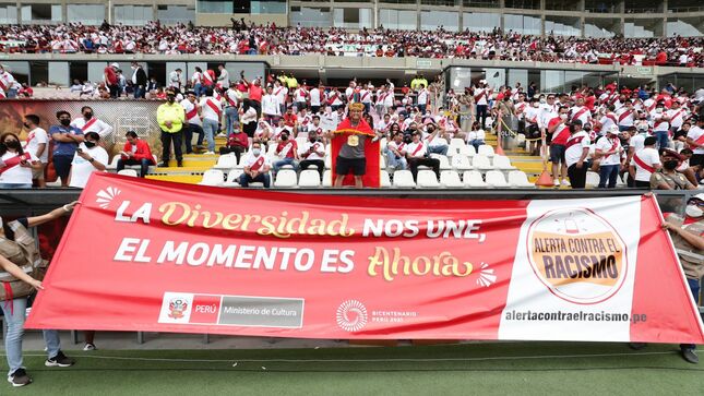 Banderolazo por un Perú Intercultural fue promovido por el Ministerio de Cultura y la FPF durante partido Perú ante Paraguay