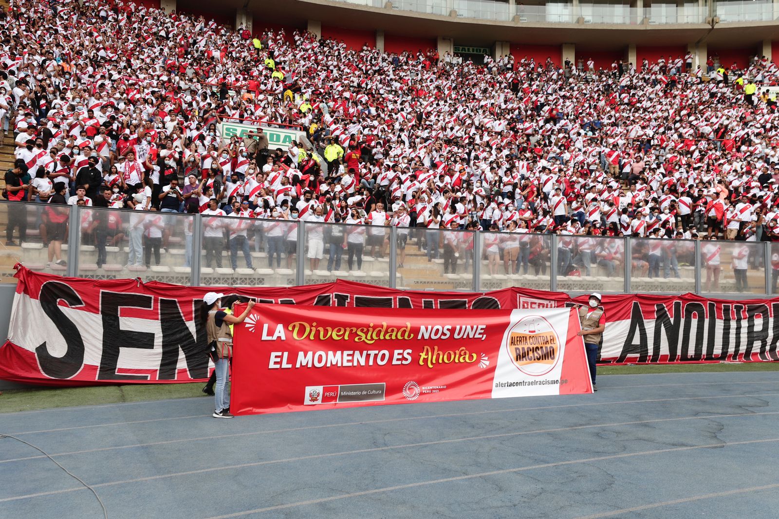 Banderolazo por un Perú Intercultural fue promovido por el Ministerio de Cultura y la FPF durante partido Perú ante Paraguay