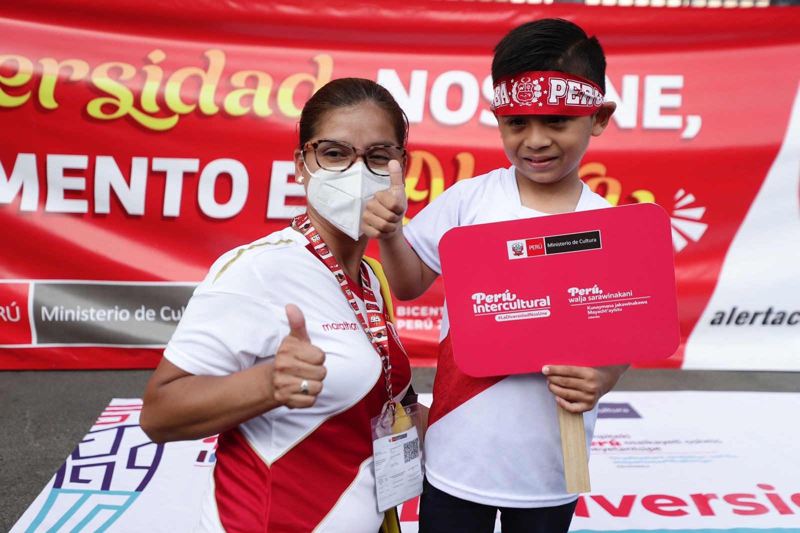 Banderolazo por un Perú Intercultural fue promovido por el Ministerio de Cultura y la FPF durante partido Perú ante Paraguay