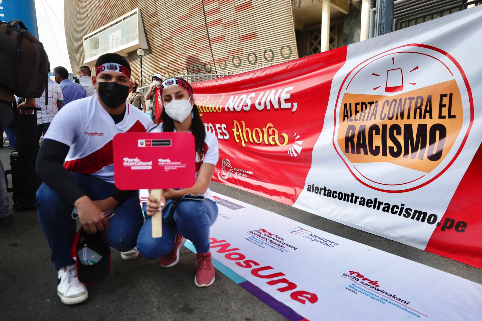 Banderolazo por un Perú Intercultural fue promovido por el Ministerio de Cultura y la FPF durante partido Perú ante Paraguay