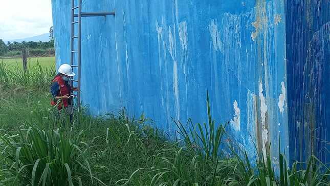 Aguas residuales se filtran por fisuras de tanque y contaminan terrenos de cultivo.