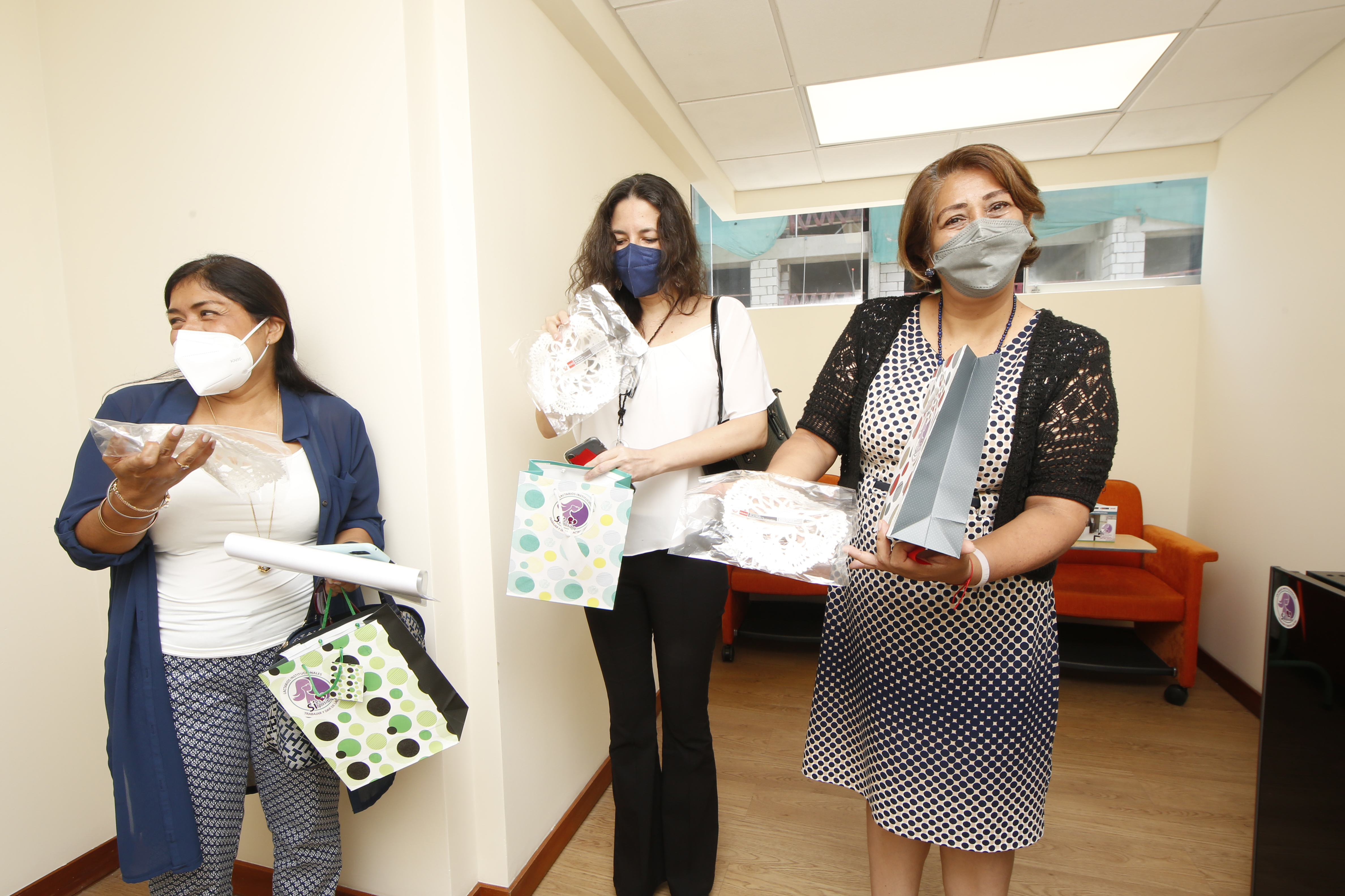 Fotografía de la Viceministra de Poblaciones Vulnerables del MIMP, Grecia Rojas Ortiz mostrando los regalos.
