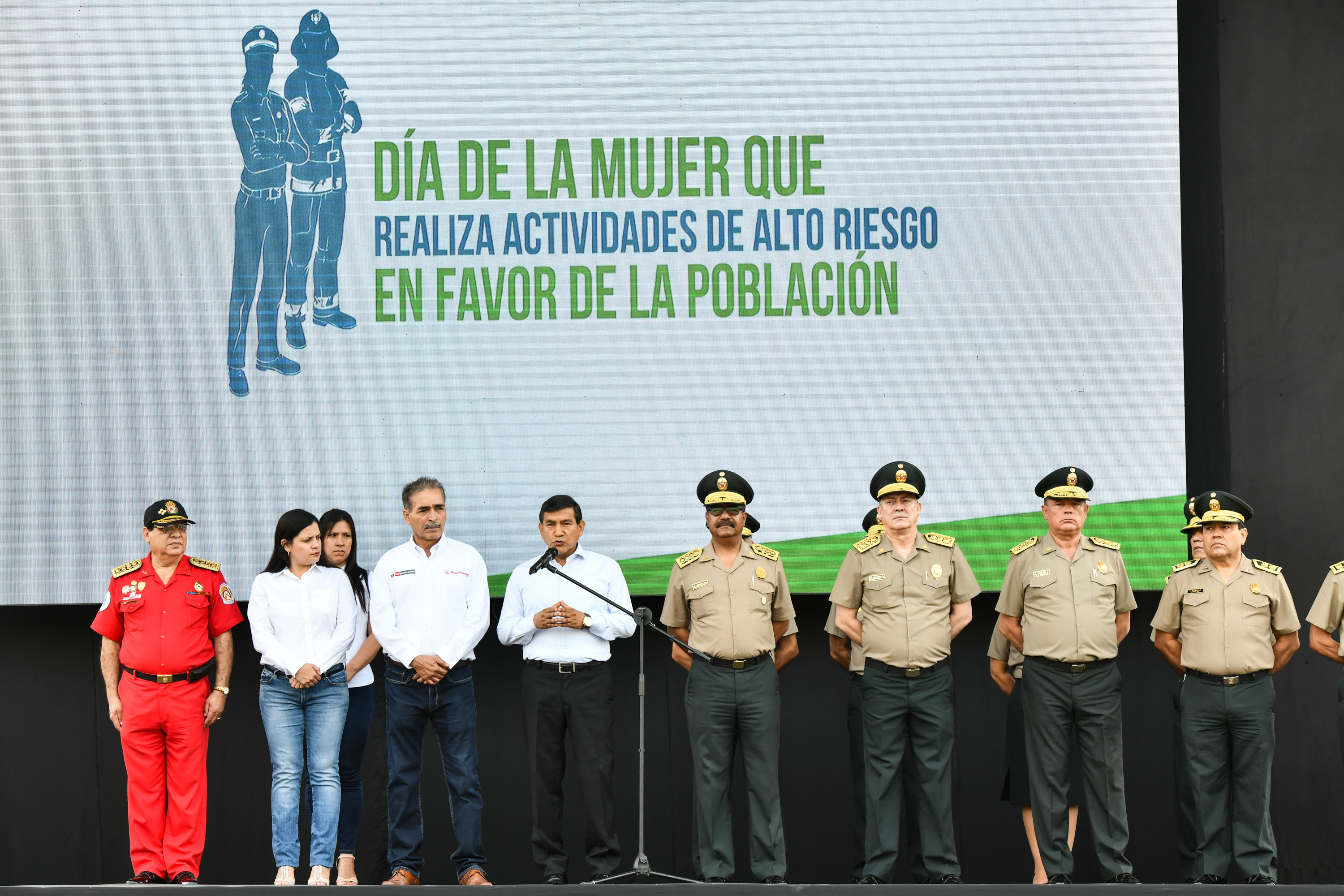 Ministro del Interior presidió reconocimiento a mujeres policías y bomberas.