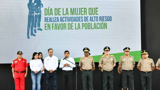 Ministro del Interior presidió reconocimiento a mujeres policías y bomberas.