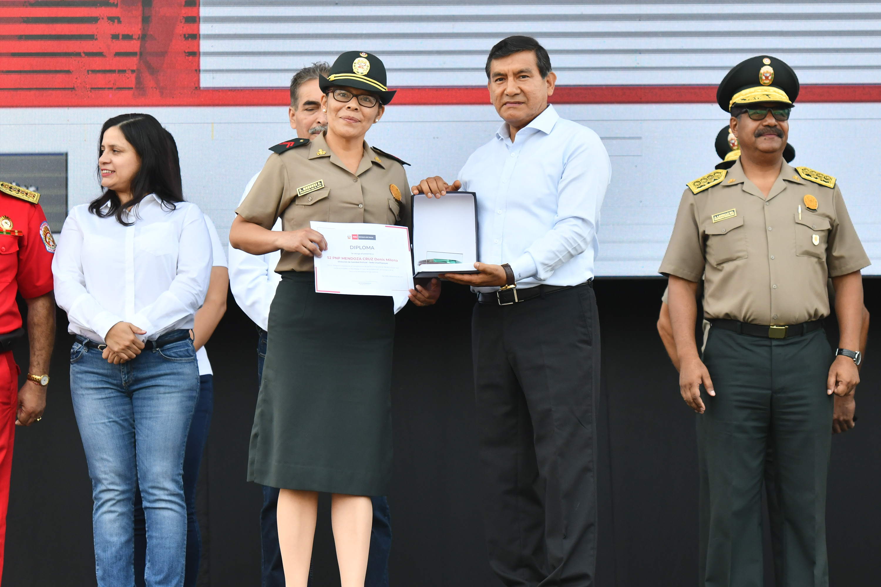 Ministro del Interior presidió reconocimiento a mujeres policías y bomberas.