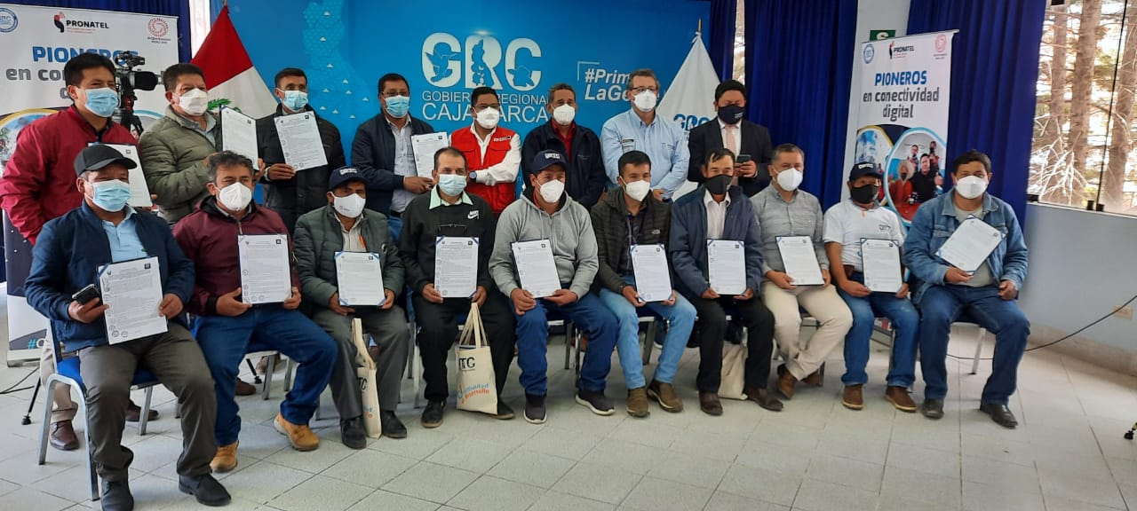 Autoridades que participaron en la firma de convenios en el Gobierno Regional de Cajamarca.